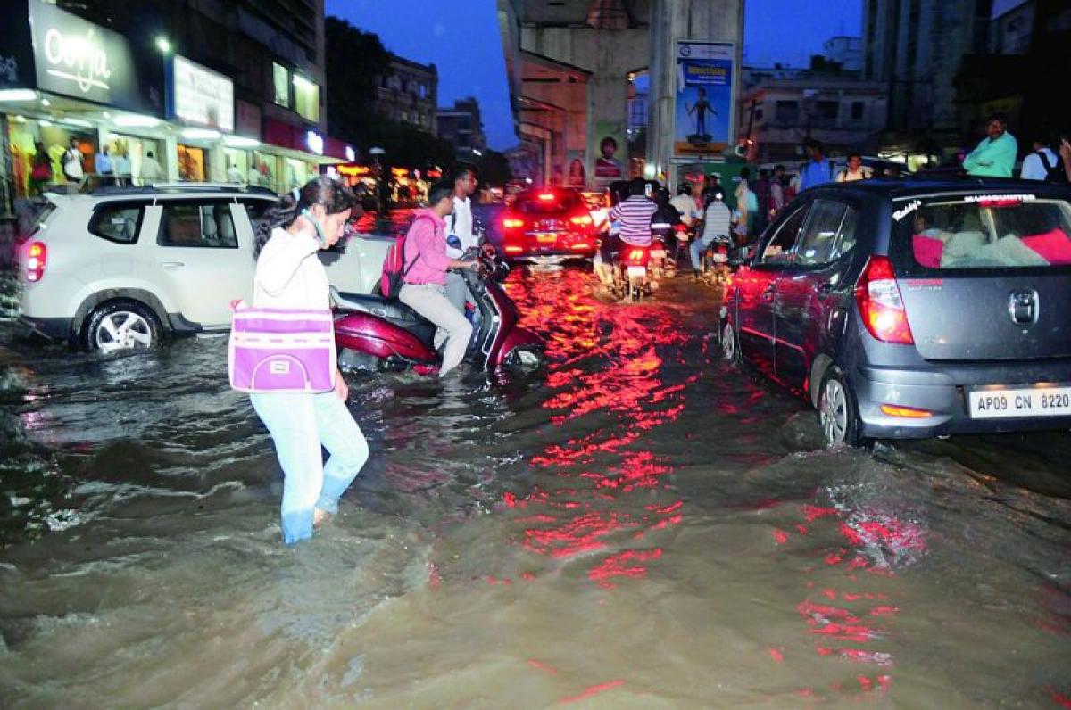 Heavy rains hits Hyderabad traffic, bring city to standstill